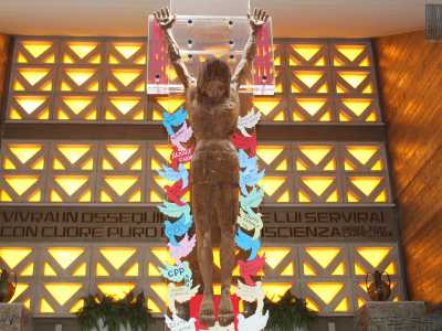 ...e il Cristo crocifisso sulla trasparente croce in plexiglas che �fluttua� sull�altare